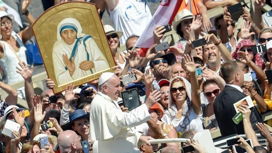 El Papa carga contra el crimen de la pobreza en la canonización de Teresa de Calcuta
