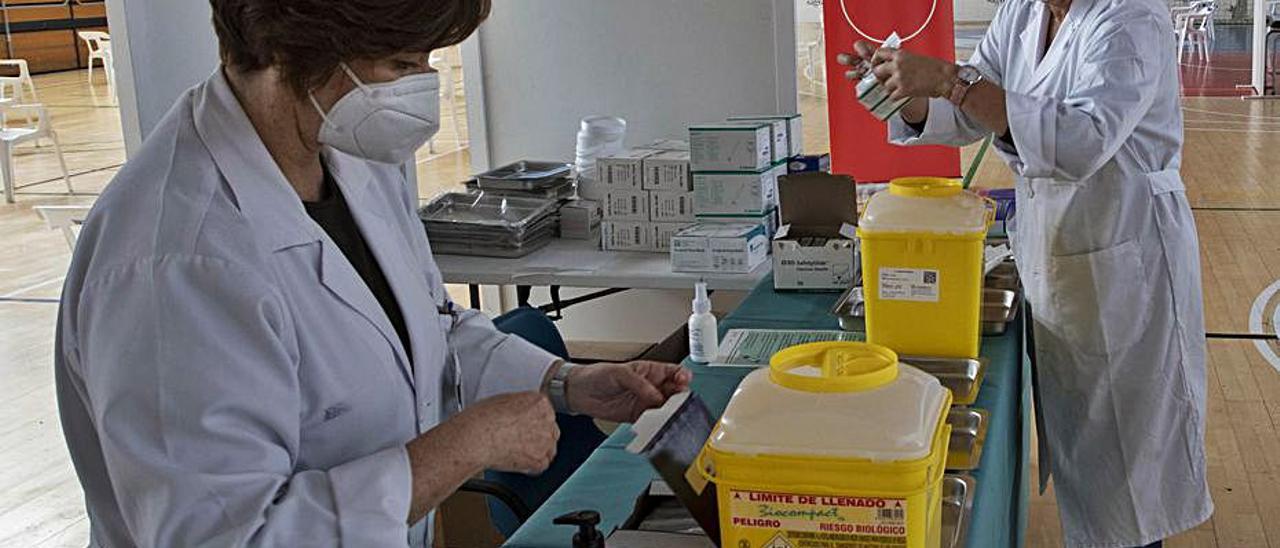 Preparativos para la vacunación en el René Marigil. | DANIEL TORTAJADA