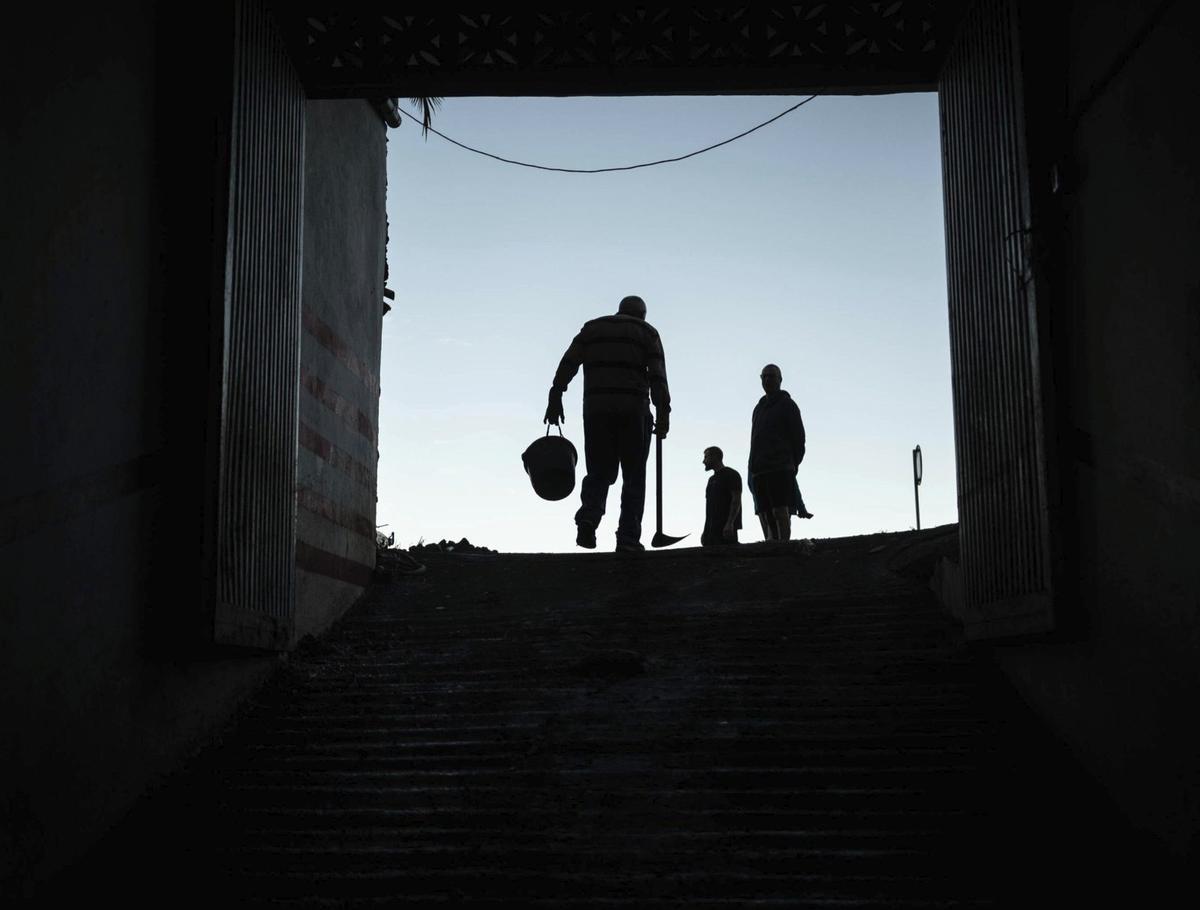 Vecinos de El Pris, en Tacoronte, rehabilitan sus viviendas después de la tromba de agua que recibieron en la noche del martes.