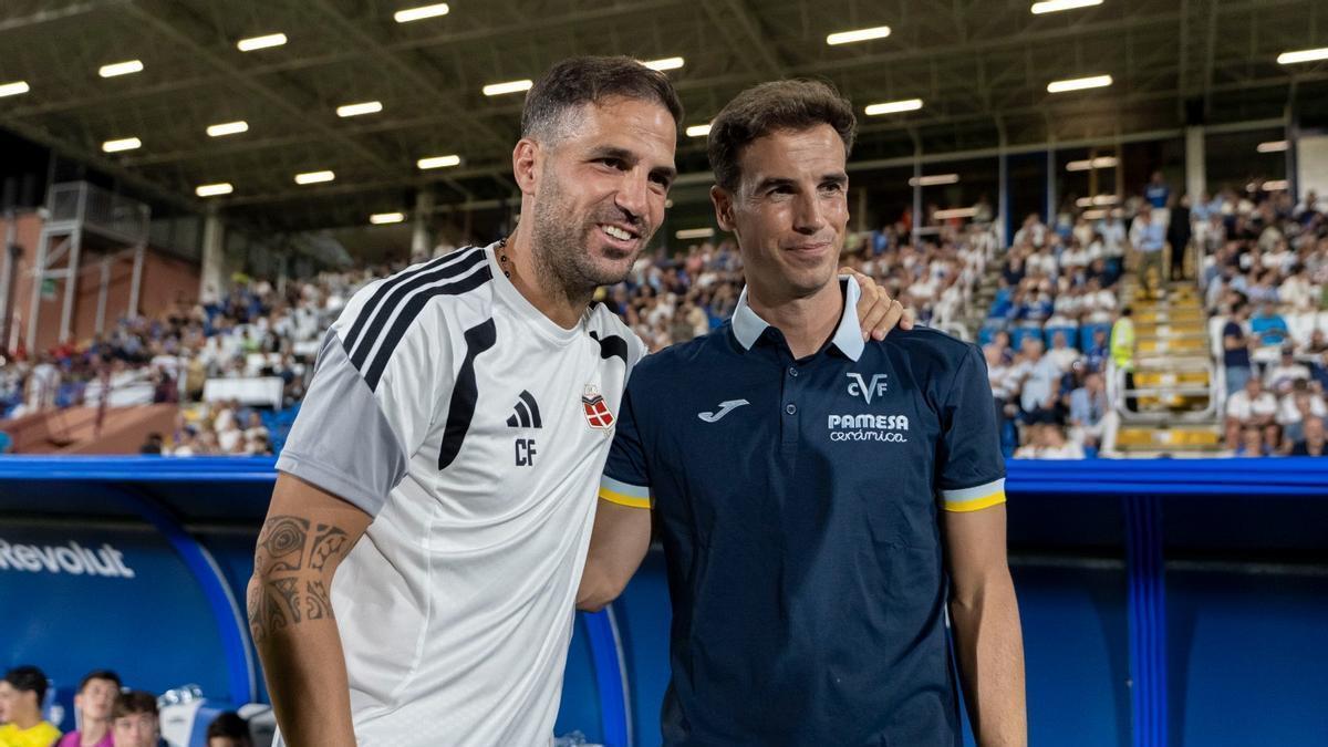 Saludi entre Cesc Fàbregas e Iñigo Pérez, entrenadores del Como 1907 y el Villarreal CF, respectivamente.