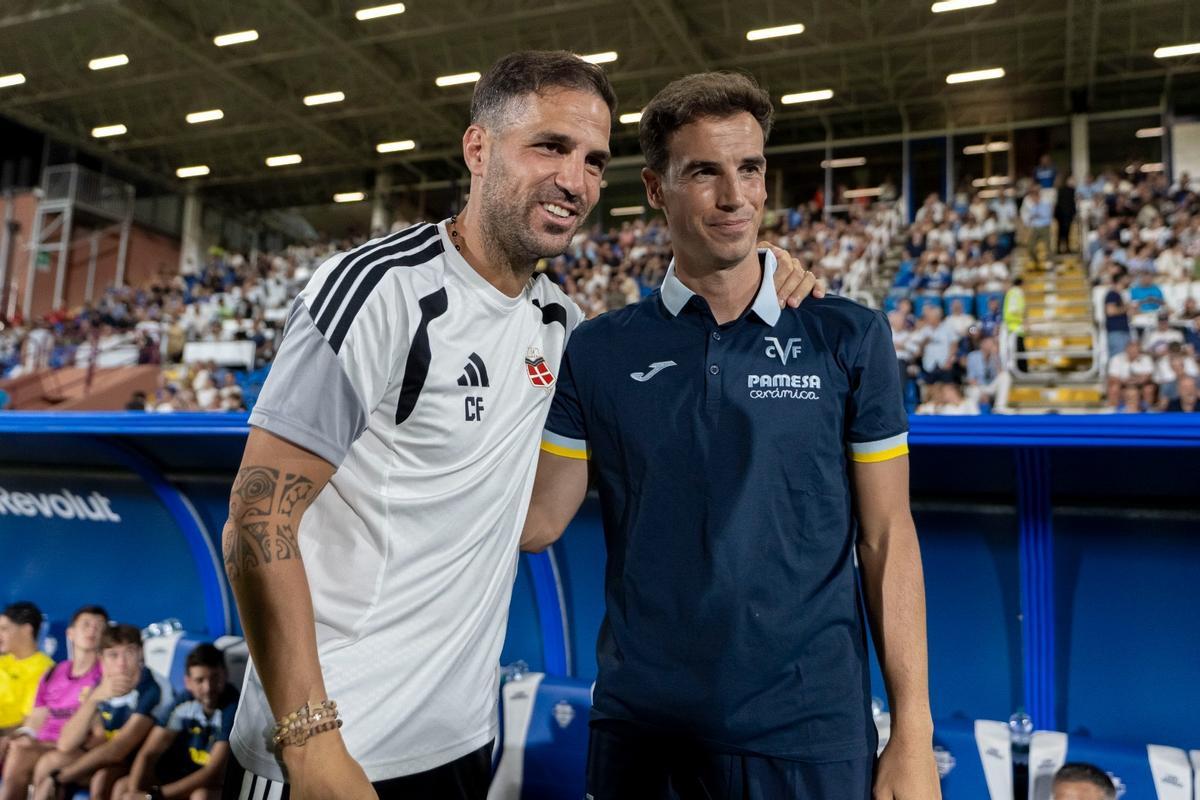 Cesc Fàbregas e Iñigo Pérez, entrenadores del Como 1907 y el Villarreal CF, se saludaron antes del partido del miércoles.