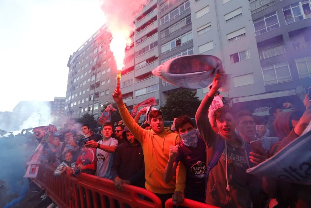 El celtismo vuelve a demostrar fuerza y compromiso en el recibimiento al Celta a su llegada al estadio.