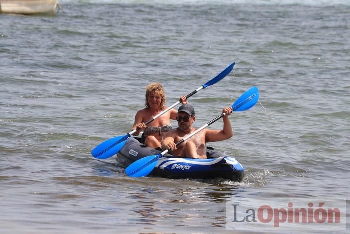 Un hombre cruza a nado el Mar Menor