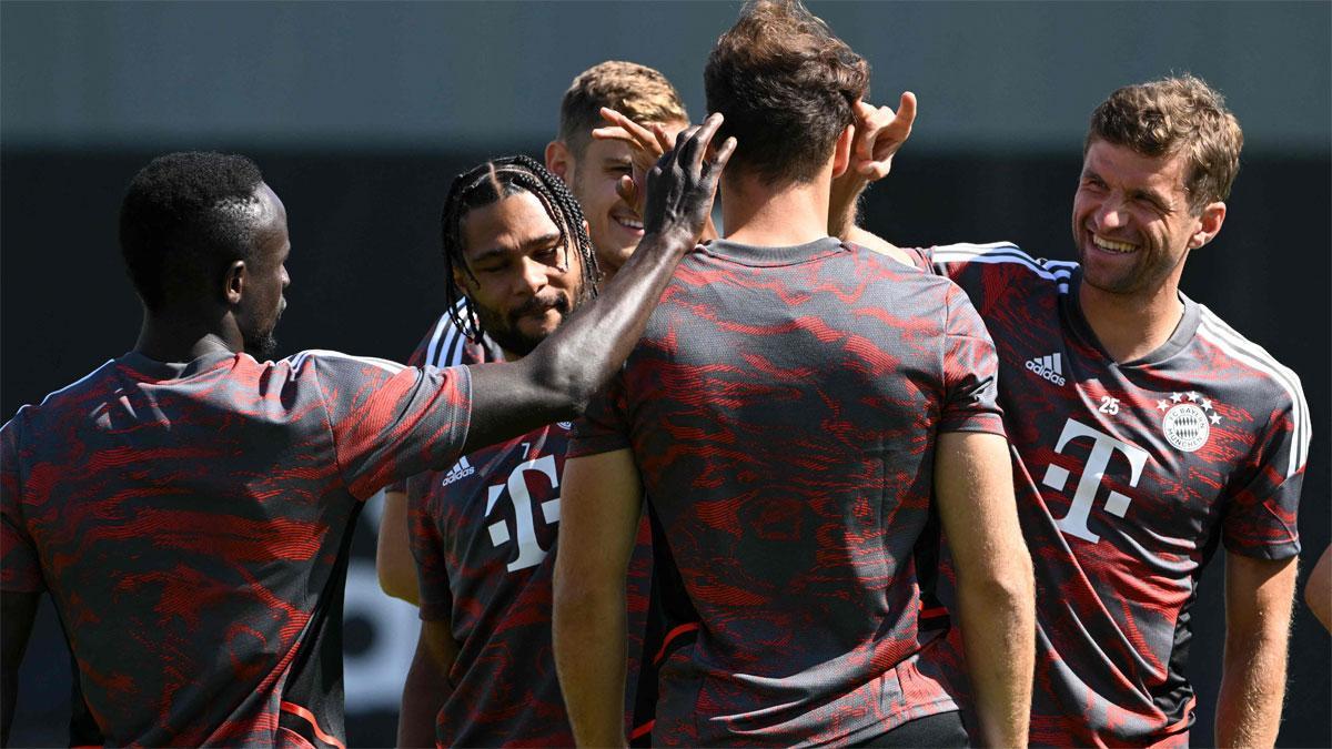 Mané, Müller y el resto de los jugadores del Bayern, sonrientes en la previa