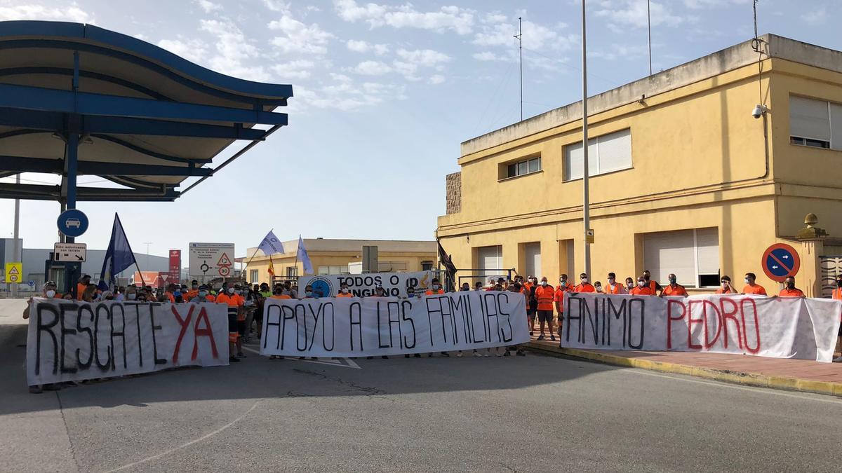 Un momento de la protesta en el puerto del Grau.