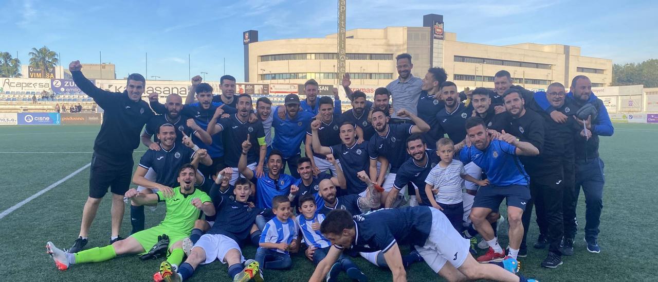 Jugadores, técnicos y auxiliares del CF Gandia celebran su éxito