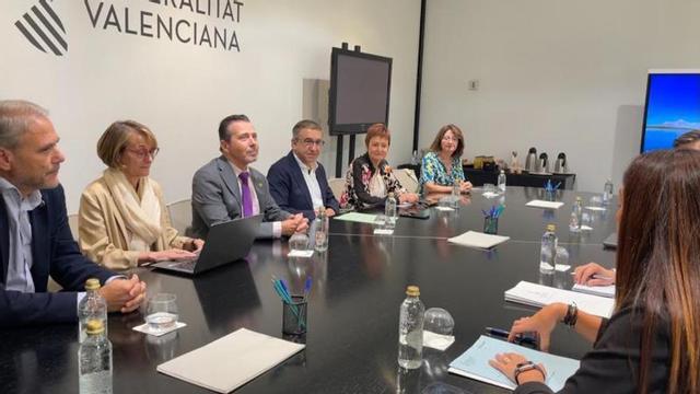 El rector de la UMH, a la izquierda; el conseller, en el centro; y la de la UA, a la derecha. | INFORMACIÓN