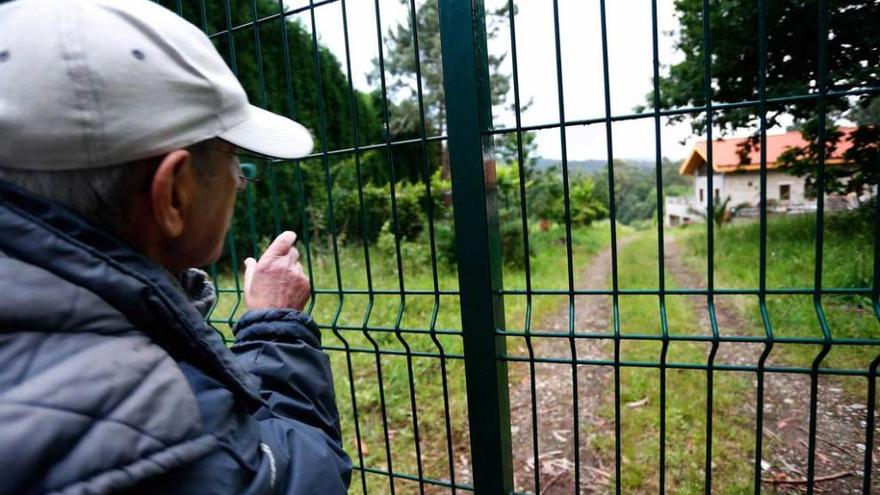 Emilio Fernández señala la zona del accidente desde la puerta de la finca.