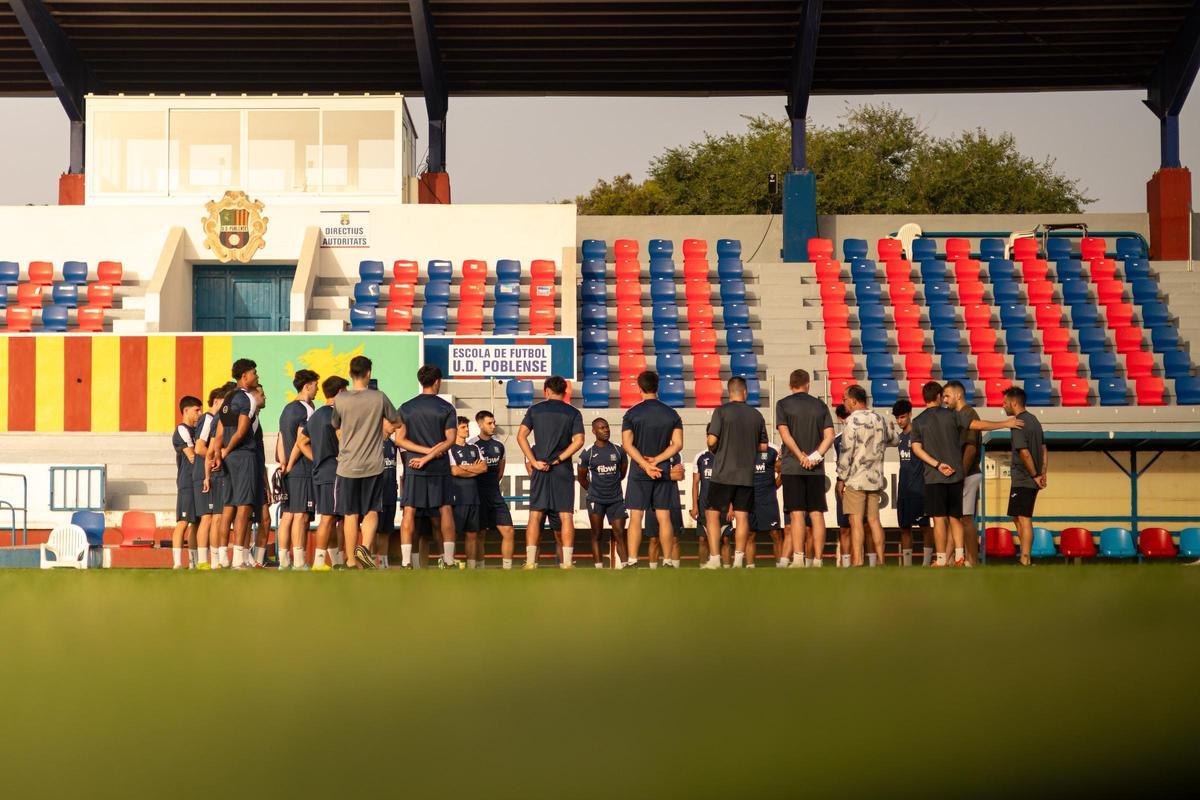 Los fubtolistas del Poblense atienden al técnico Julián Robles el pasado lunes
