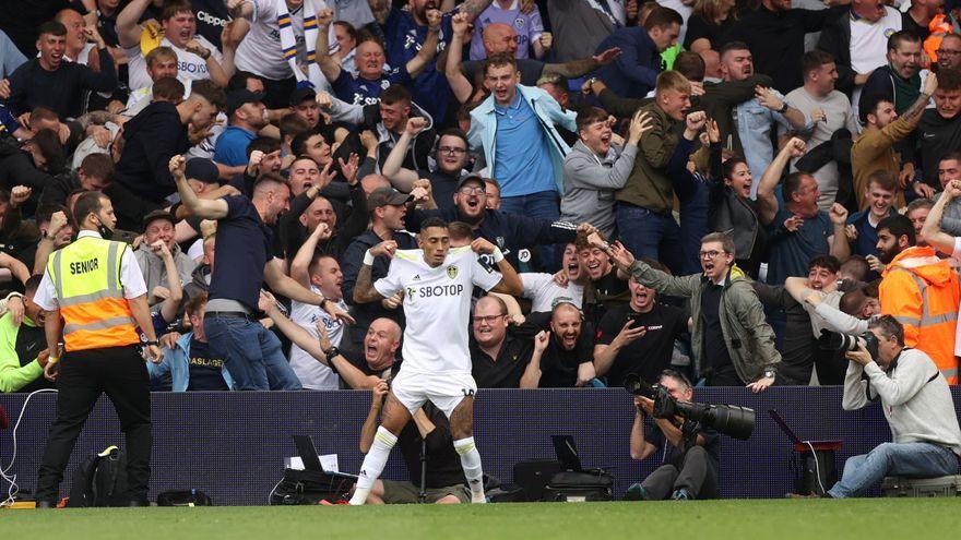 Raphinha celebra con un gol con los aficionados del Leeds United.