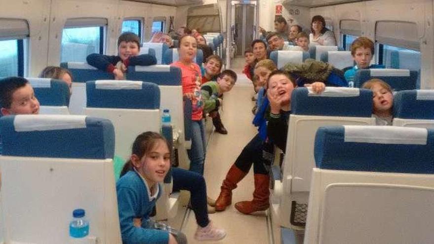 La expedición de los niños de la ludoteca en el tren. // G.S.