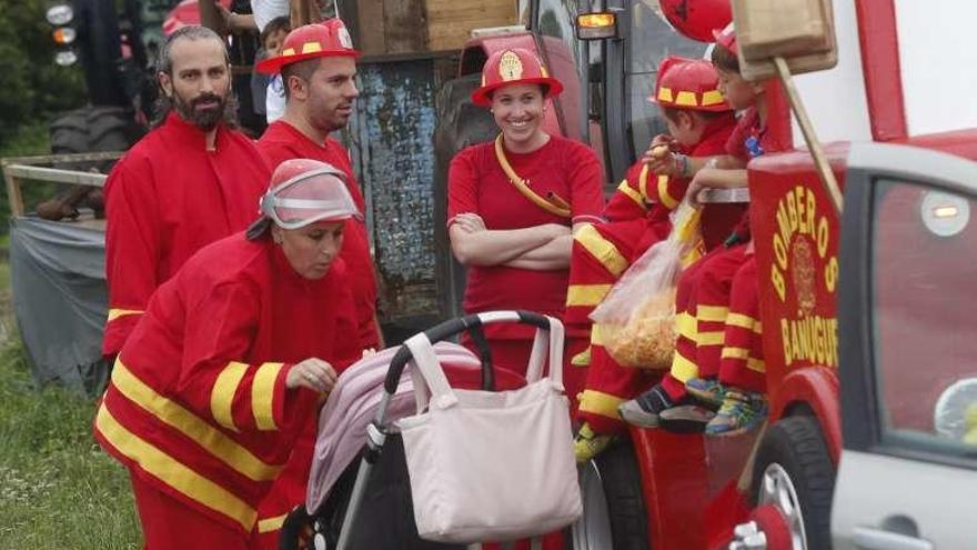Bañugues despide sus fiestas con un desfile de carrozas y fuegos artificiales