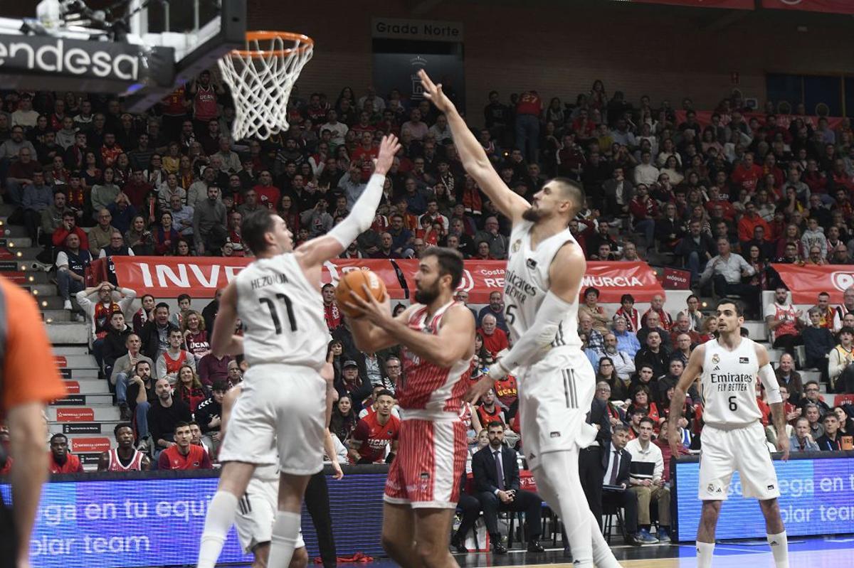 Emanuel Cate, con el balón, en el partido UCAM Murcia-Real Madrid de la primera vuelta