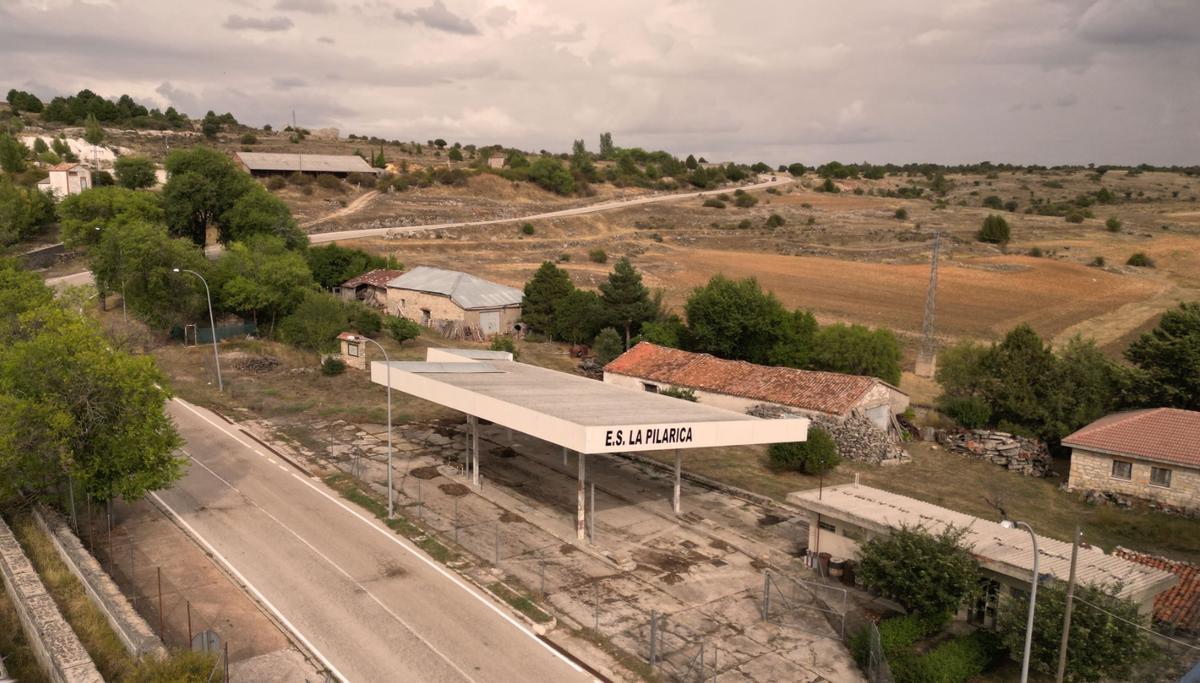 Vista aérea de la gasolinera antiguas del pueblo.