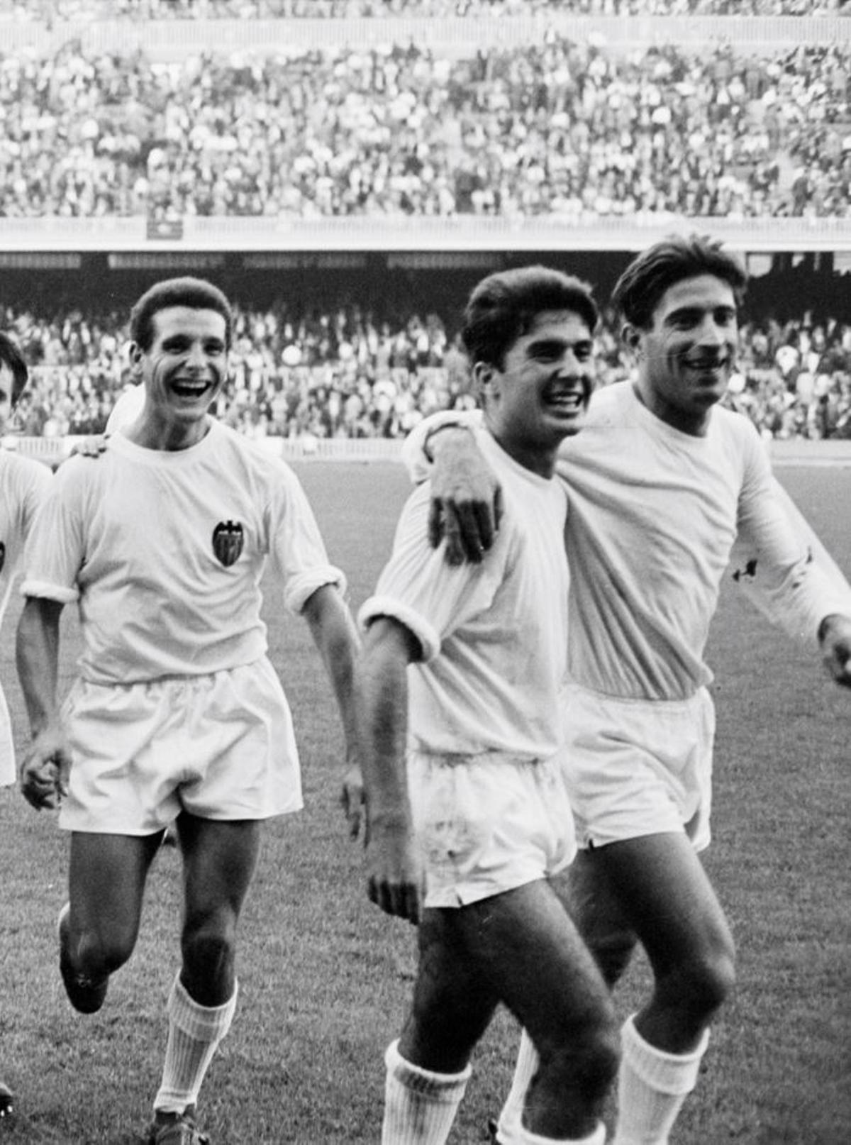 Poli, en el Camp Nou en la victoria del Valencia en la 65-66, abrazado a Mestre con Vidagany, detrás.