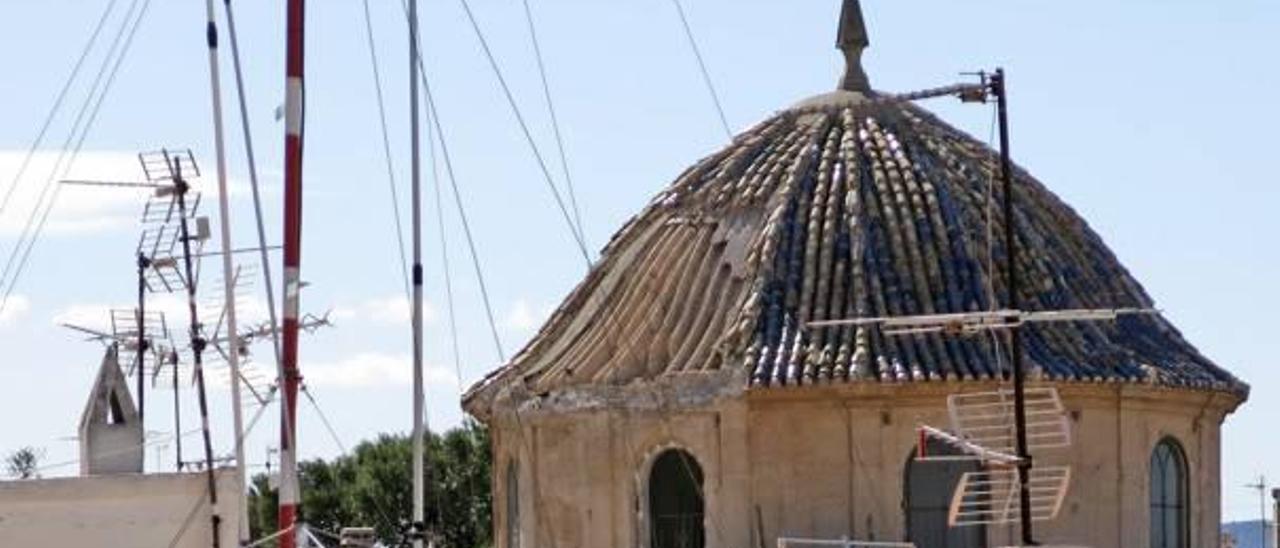 Las obras buscan afianzar las tejas de la cúpula ya que debido al paso del tiempo muchas se han caído.