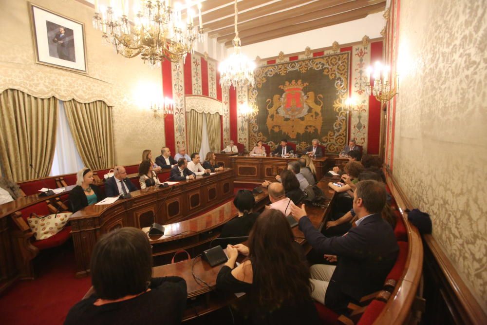 Los concejales del Ayuntamiento de Alicante 2015-2019 se despiden de forma cordial tras un último pleno que dura 15 segundos