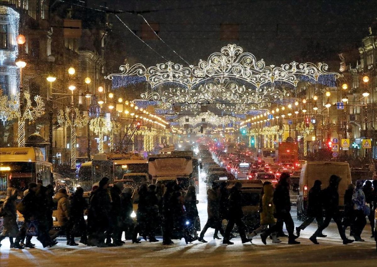 Vista de la avenida Nevsky  decorada con motivos navidenos  en San Petersburgo.