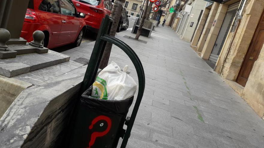 Una bolsa de basura dentro de una papelera