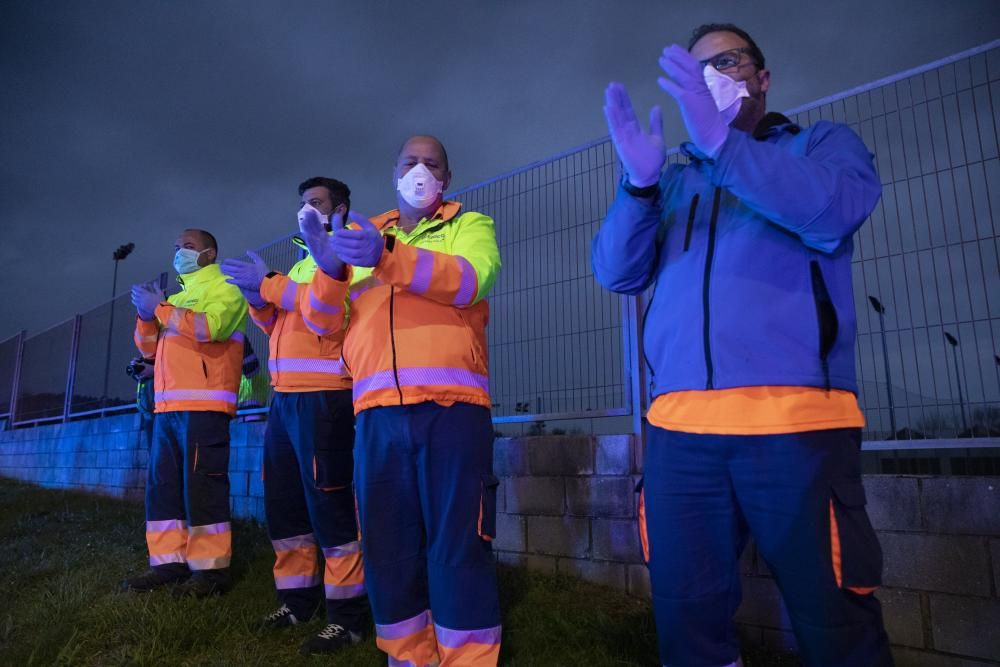 Homenaje de la Policía al personal sanitario en el