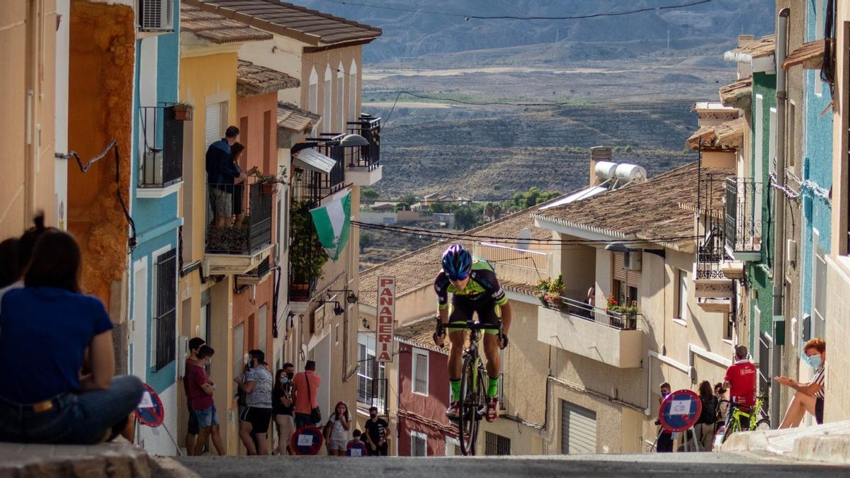 Imagen de archivo de una edición anterior de la Vuelta a la Provincia de Alicante a su paso por Busot