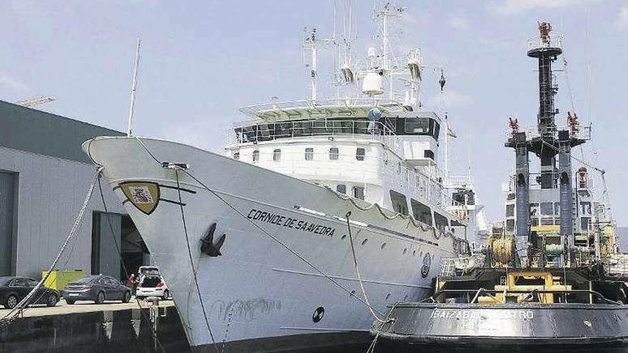 El buque &quot;Cornide&quot; en el puerto de Marín. // Santos Álvarez