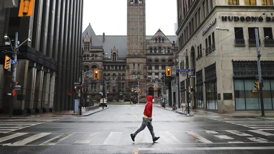 Un hombre con mascarilla en Toronto.