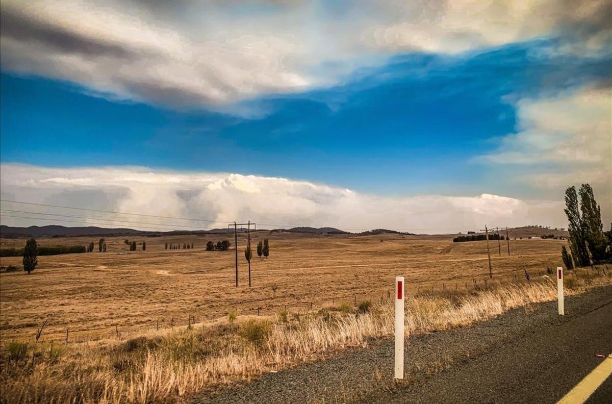 Nubes formadas por el fuego sobre las montañas de Bredbo, en Nueva Gales del Sur.