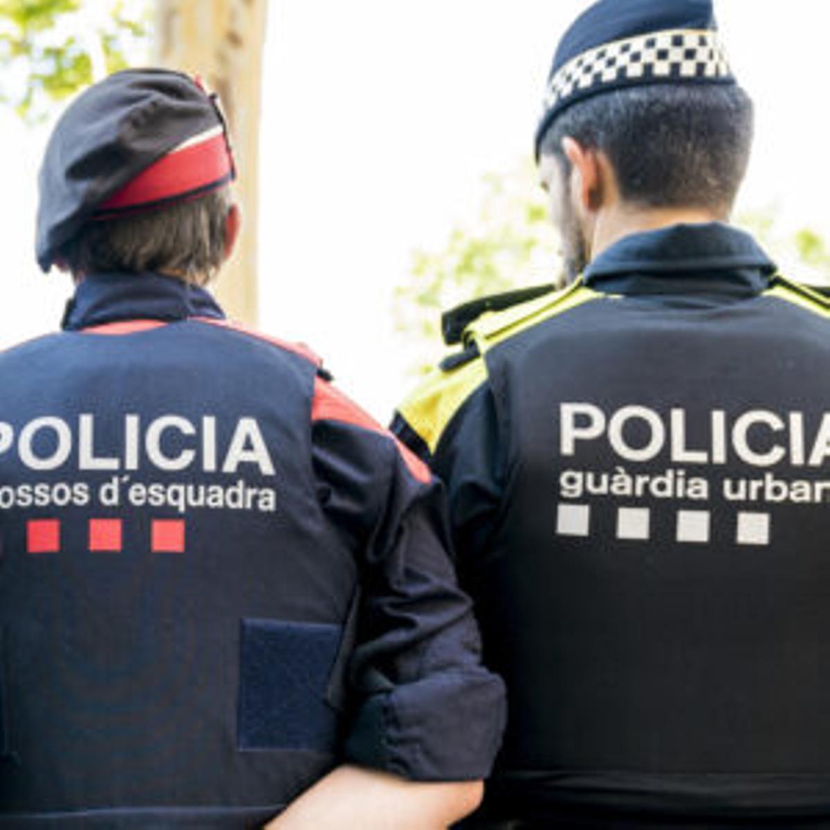 Imagen de archivo de un agente del cuerpo de Mossos d'Esquadra y otro de la Guardia Urbana de Barcelona