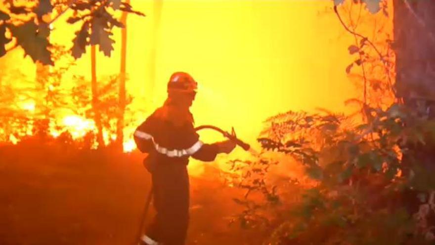 Los bomberos controlan dos incendios en Tomiño (Pontevedra)