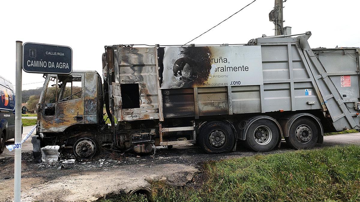 Imagen difundida por el PP del camión que ardió esta madrugada en Feáns.