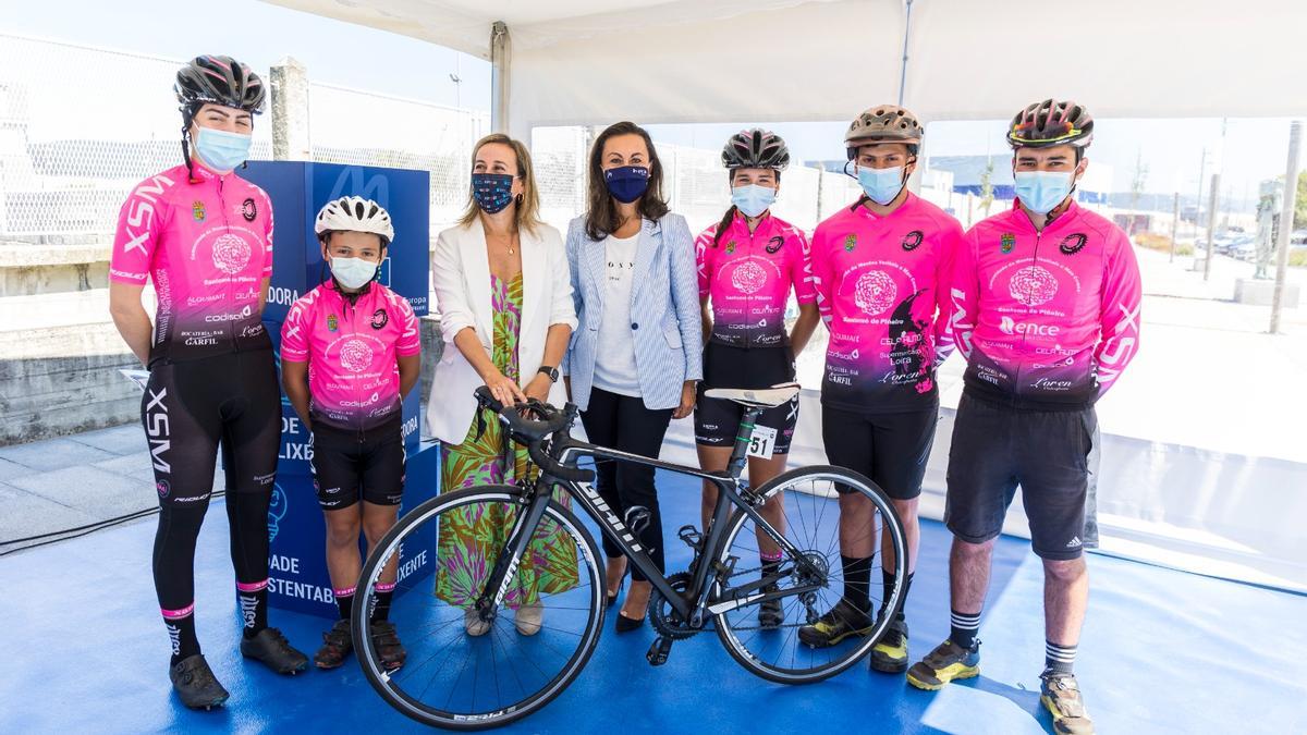 La conselleira y la alcaldesa, con deportistas de escuela de ciclismo XSM Irene Trabazo