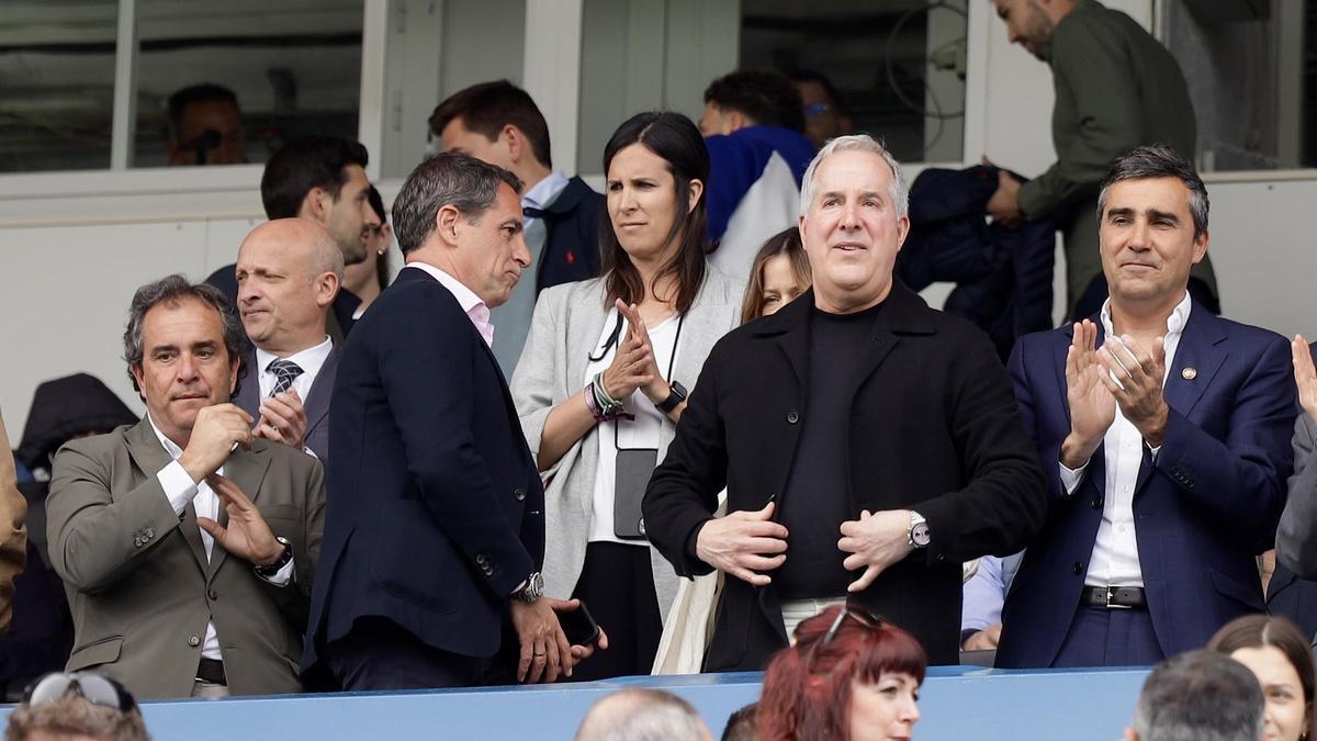 Juan Forcén, Mariano Aguilar y Jorge Mas, junto al presidente del Eibar, en el palco.