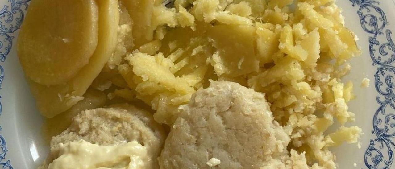 Médicos denuncian la «pésima calidad» de la comida en las guardias, en la imagen se puede ver el aspecto de una merluza con patatas.