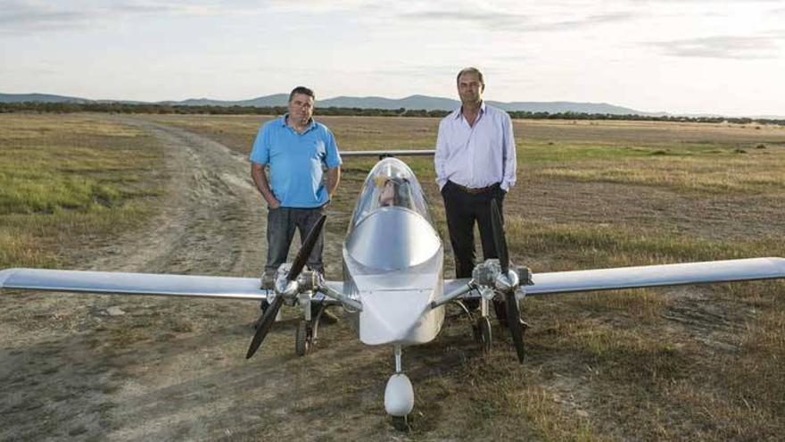 Dos aeromodelistas cacereños de altos vuelos