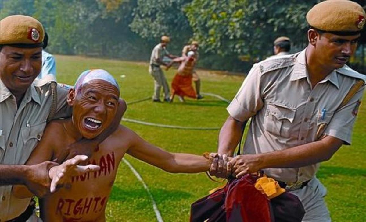 La reacció 8 Un monjo tibetà protesta davant de l’ambaixada xinesa a Nova Delhi i és arrestat. La reacció 8 Un monjo tibetà protesta davant de l’ambaixada xinesa a Nova Delhi i és arrestat.