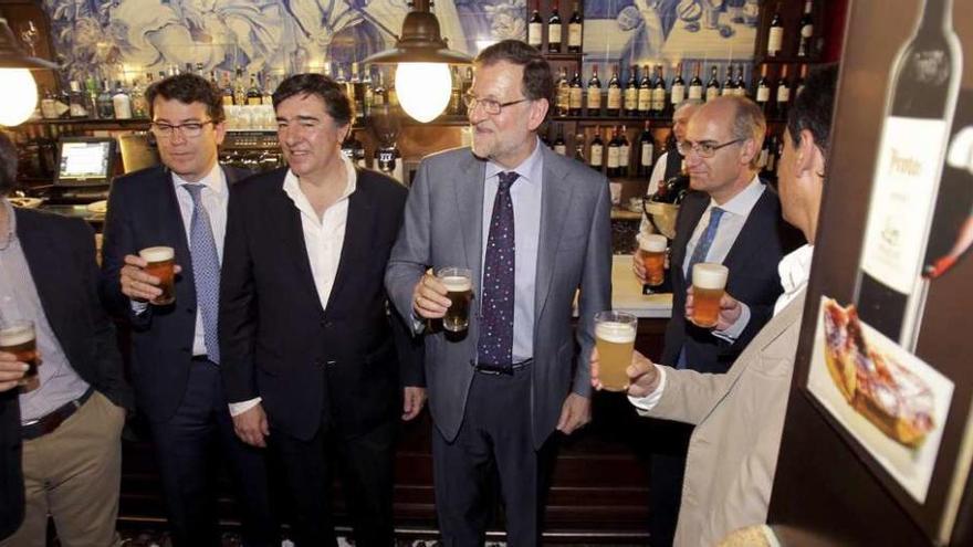 Mariano Rajoy, en el centro, durante una visita electoral a Salamanca.