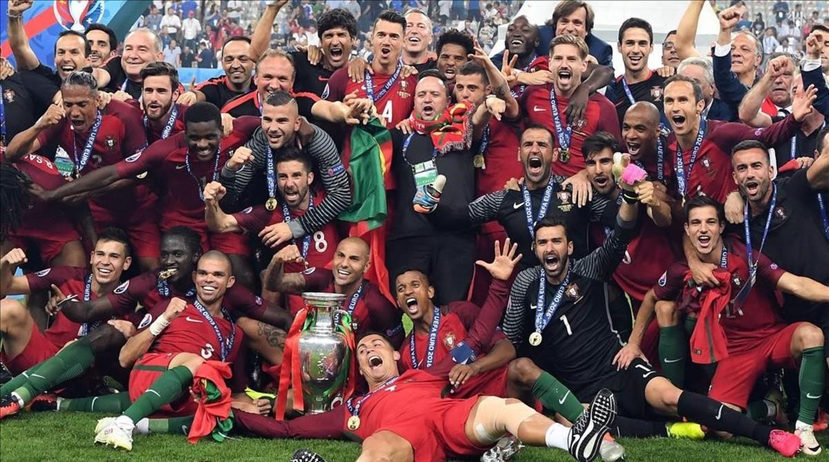 Los jugadores de la selección de Portugal celebran sobre el césped de Saint Denis la victoria en la final de la Eurocopa de Francia.