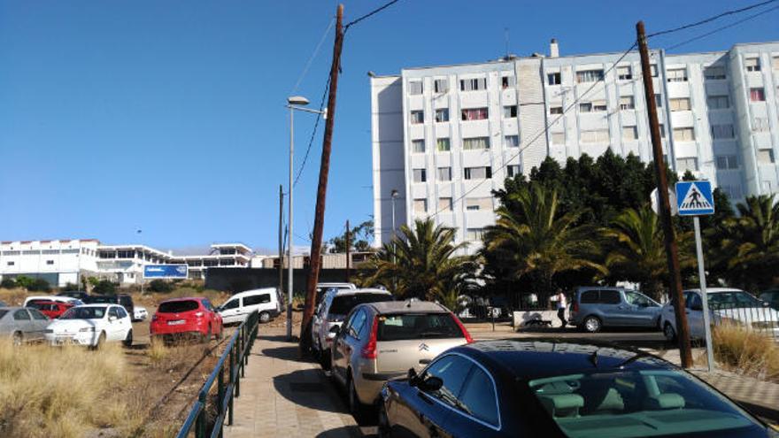 Uno de los postes del final de la calle se encuentra doblado y no tiene tensores.