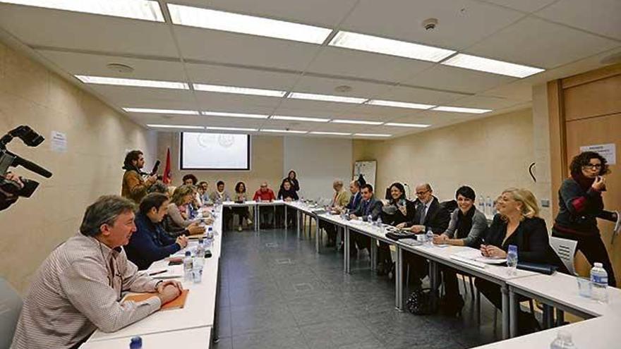 Imágenes de una reunión de negociación del anterior convenio de hostelería, en la que ya participó Inmaculada Benito.