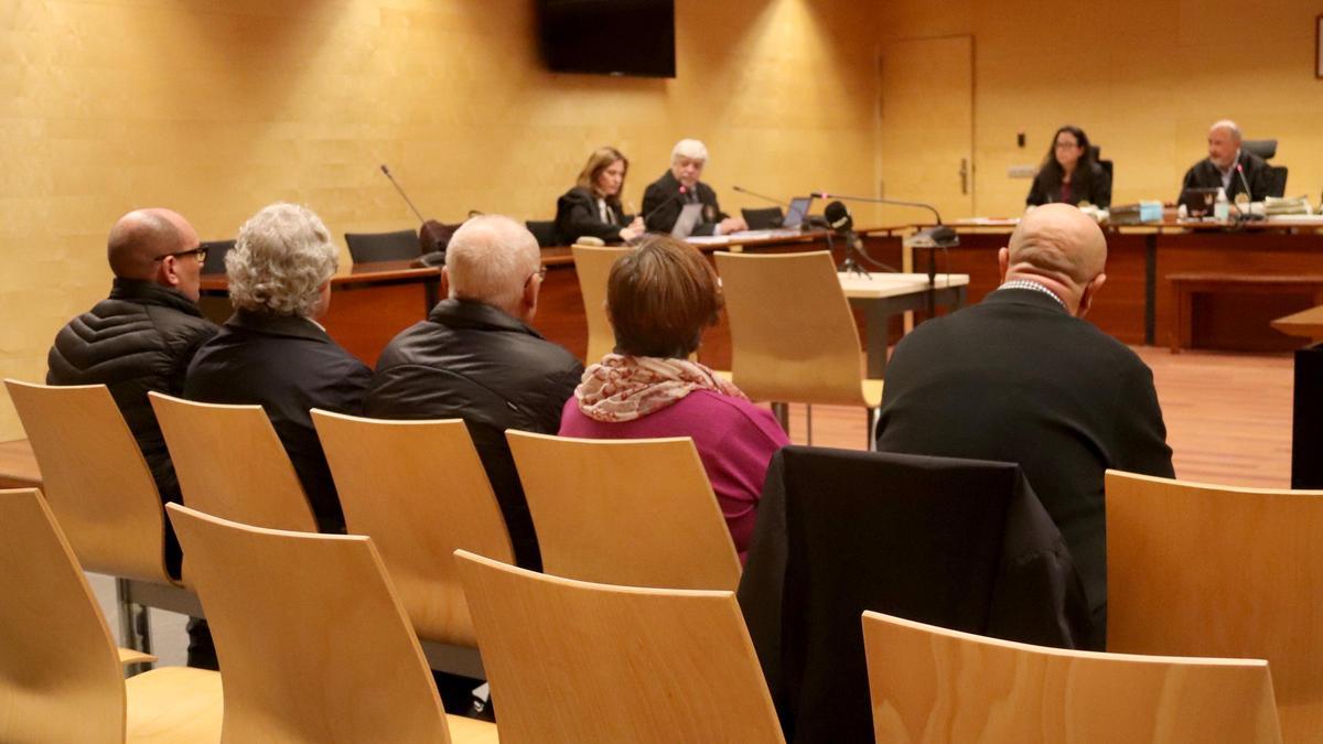 L'exalcalde d'Hostalric, els tres regidors i el secretari municipal acusats de prevaricació a l'Audiència de Girona.