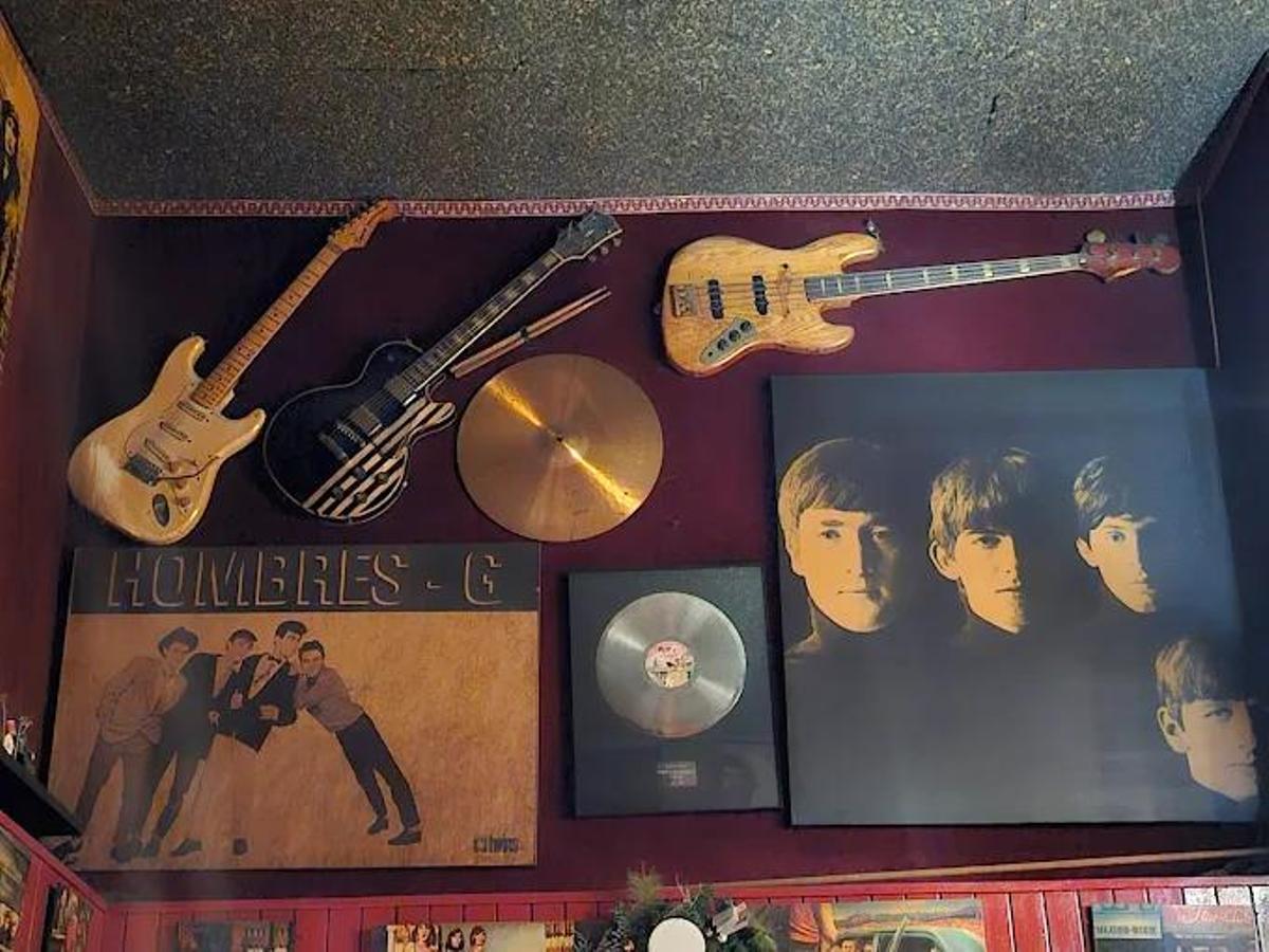 Con sus paredes repletas de recuerdos y fotografías, el bar se ha convertido en una especie de archivo informal a la carrera musical del icónico grupo Hombres G