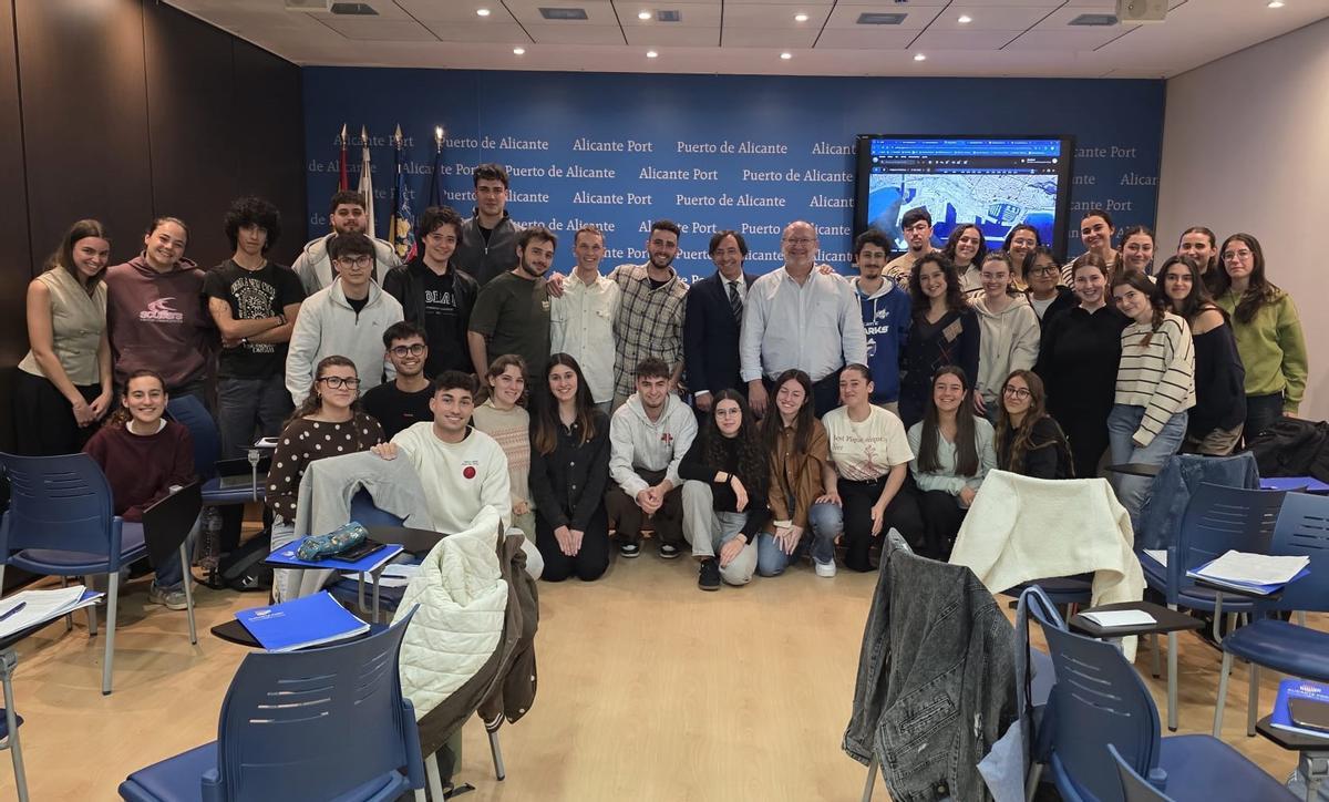 Luis Rodríguez y Javier Jerez, en el centro, con los alumnos de la experiencia piloto.
