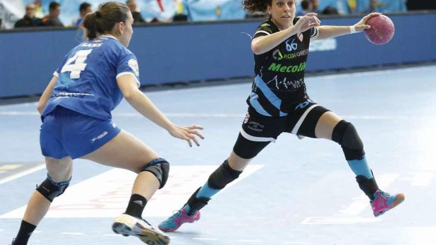 Nuria Benzal, durante un partido de la Copa de la Reina. // Ricardo Grobas