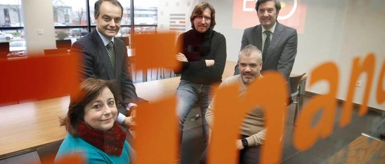 Por la izquierda, Loli Rodríguez y Fernando Sicilia, de Criogene; Juancho Aspra, de Apps to Enjoy, y Gabriel Álvarez y Rafael Martínez, de Healthsens, en el CEEI, en Llanera.