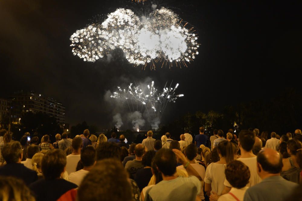 El castillo lanzado desde el puente del Ferrocarril despide las fiestas con la tradicional cascada y la limitación del aforo en la ladera