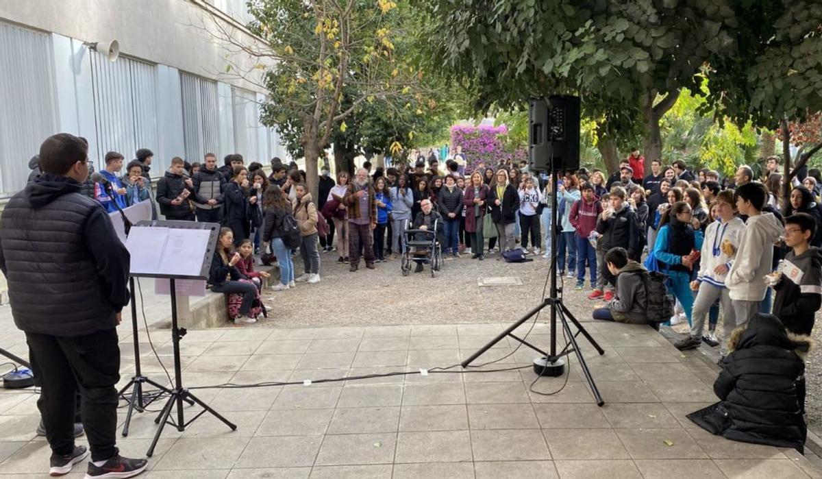 Un moment del recital, amb el poeta i l’alumnat al pati.