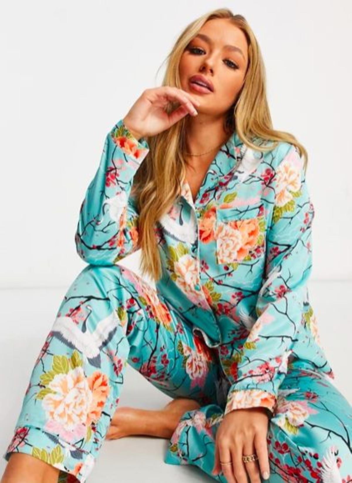 Conjunto de pijama largo con top con solapas y estampado floral y pájaros de satén de Loungeable