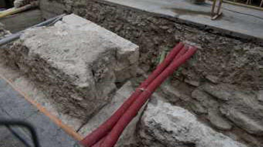 El hallazgo de restos de muralla obliga a parar parte de las obras del colector