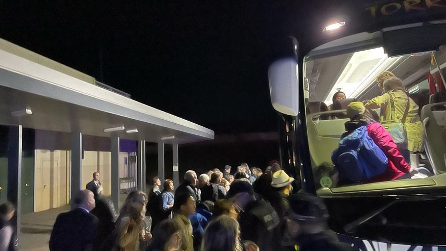 Antequera desplazó en autobús hasta Granada a 93 personas atrapadas en la estación de Antequera de Alta Velocidad